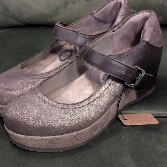 Elegant OTBT Metallic Mary Jane Wedges Size 8 - Picture 1 of 6